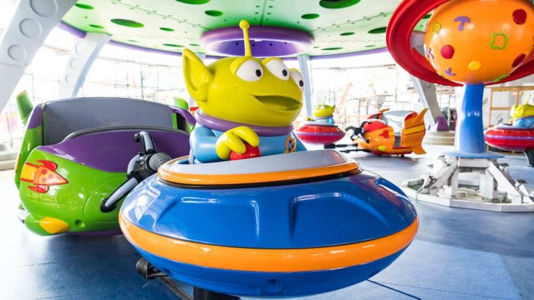 Nova foto da atração Alien Swirling Saucers de Toy Story Land foi divulgada pela Disney