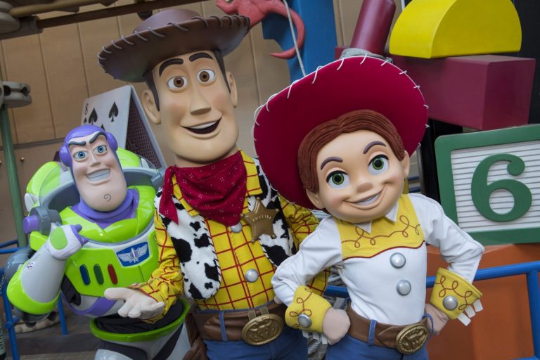 Os personagens Woody, Jessie e Buzz Lightyear irão receber os visitantes em Toy Story Land