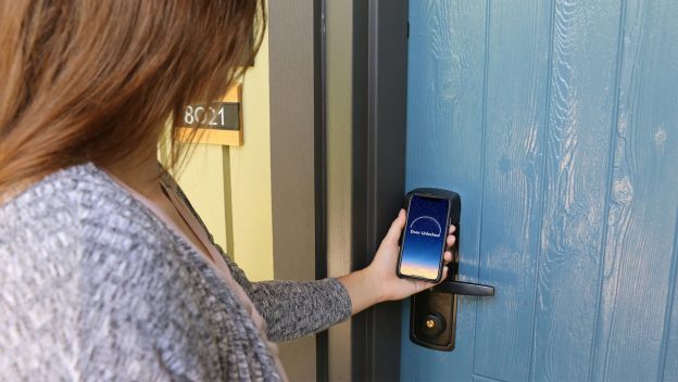 A Disney anunciou o Digital Key, um novo recurso do aplicativo My Disney Experience que permite destrancar a porta do quarto