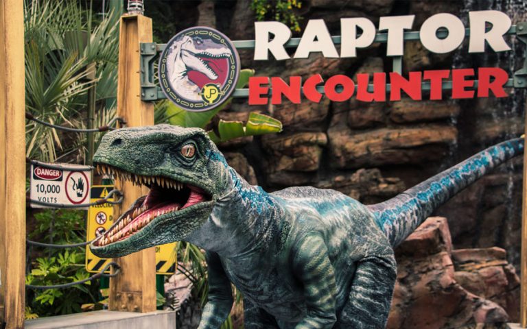 Blue, a Velociraptor da franquia Jurassic World, está na experiência Raptor Encounter