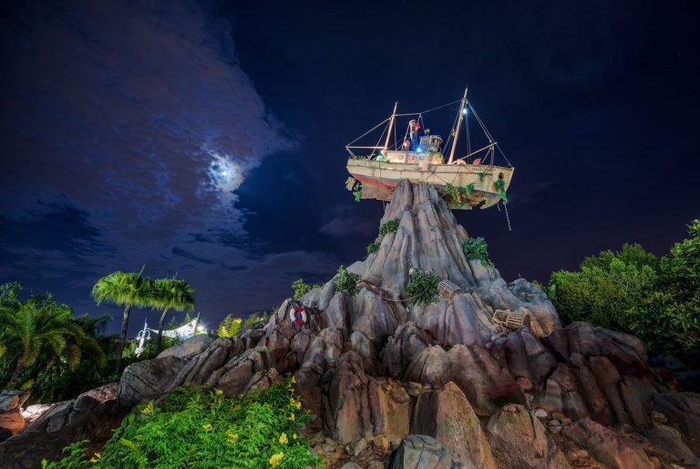Disney’s H2O Glow Lights Up Summer Nights no Disney’s Typhoon Lagoon até 2 de setembro