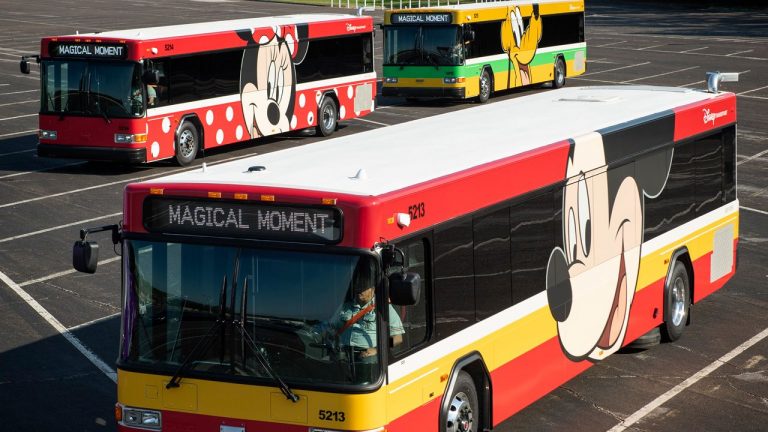 Os ônibus da Disney terão um novo visual e portas para carregamento USB