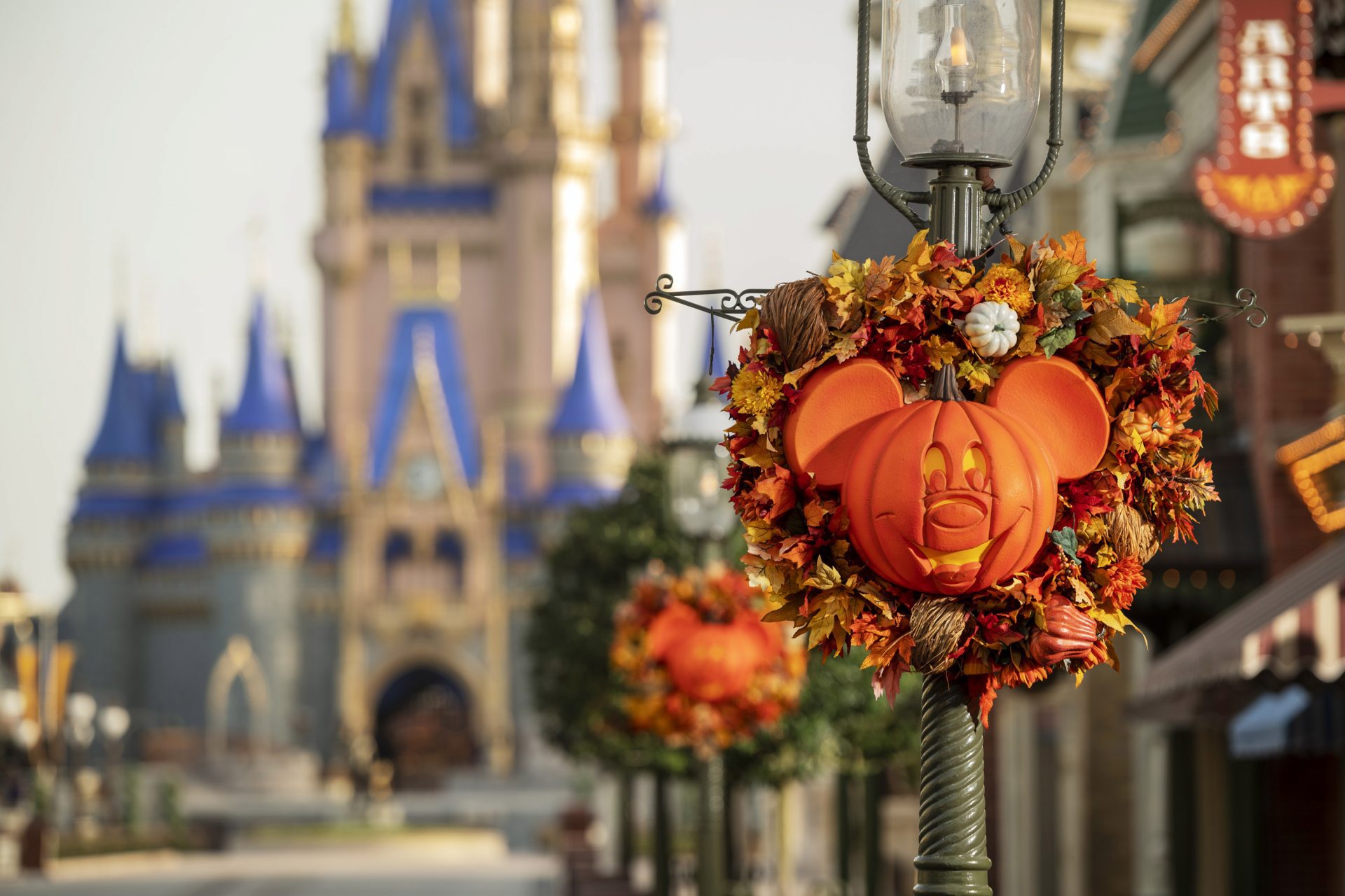 A decoração de Halloween está chegando ao Magic Kingdom Viajando para