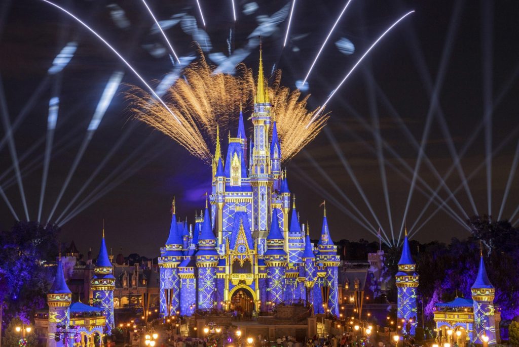 Fogos de artifício são adicionados as projeções no Cinderella Castle neste fim de ano