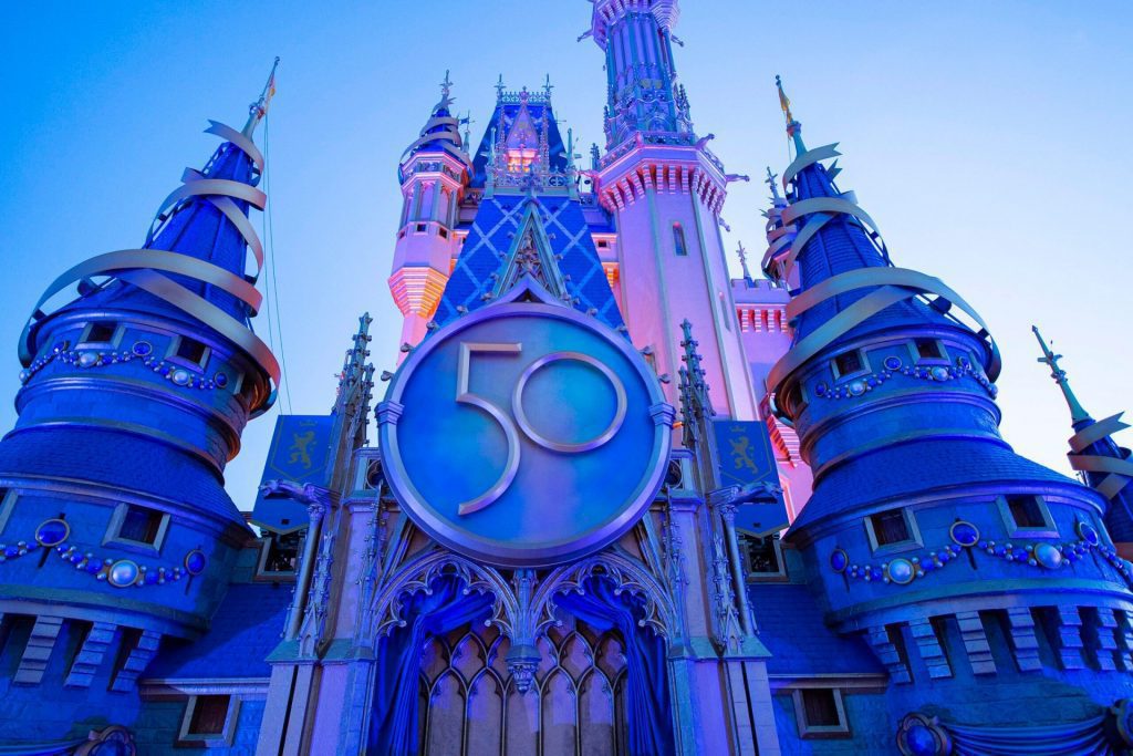 Cinderella Castle recebe brasão que celebra o 50º aniversário do Walt Disney World Resort