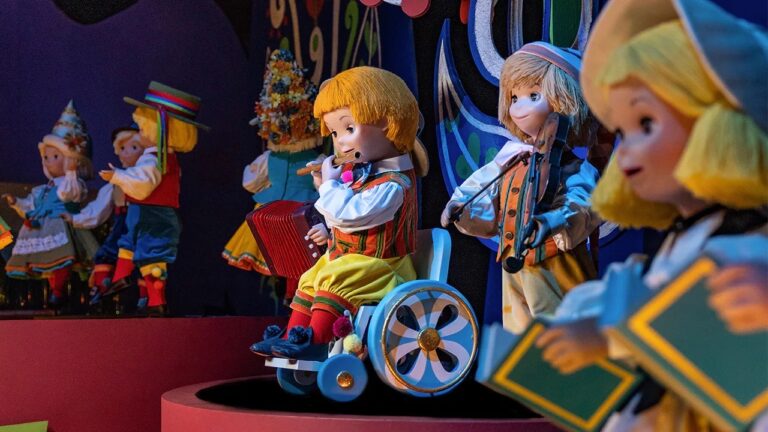 Boneca cadeirante é adicionada a atração ‘it’s a small world’ no Magic Kingdom