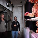 Neil Druckmann e Troy Baker visitam “The Last of Us” no Halloween Horror Nights