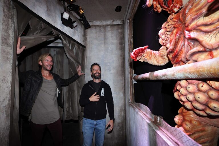 Neil Druckmann e Troy Baker visitam “The Last of Us” no Halloween Horror Nights