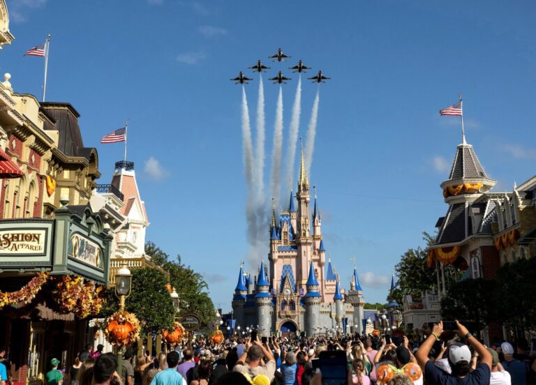 Disney organiza sobrevoo dos Thunderbirds da Força Aérea dos EUA em homenagem ao serviço militar