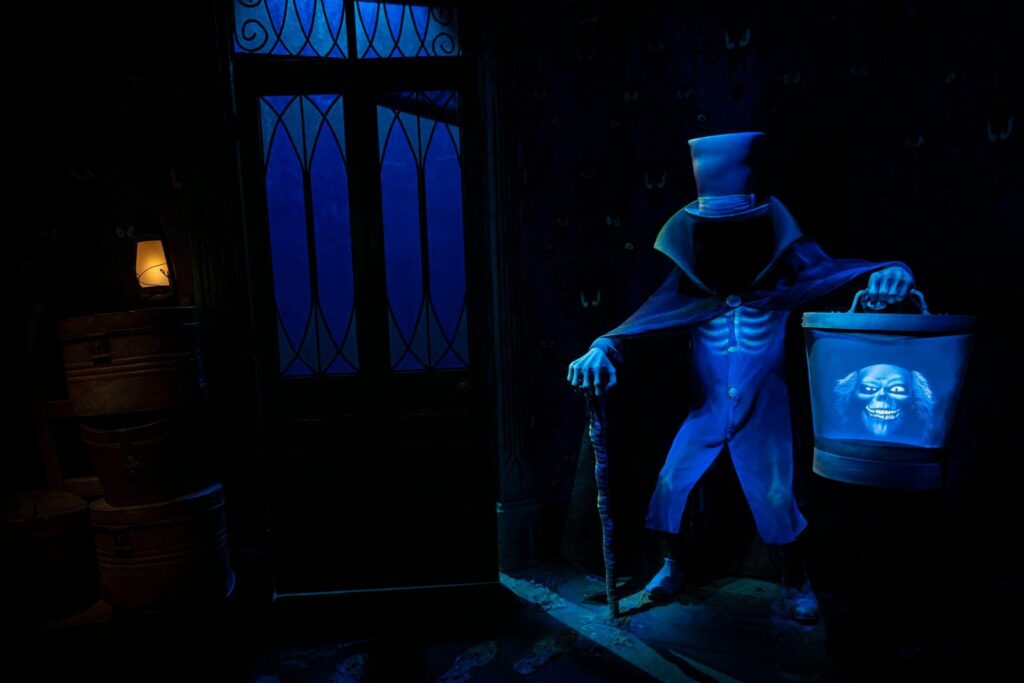 Hatbox Ghost se materializa na Haunted Mansion do parque Magic Kingdom
